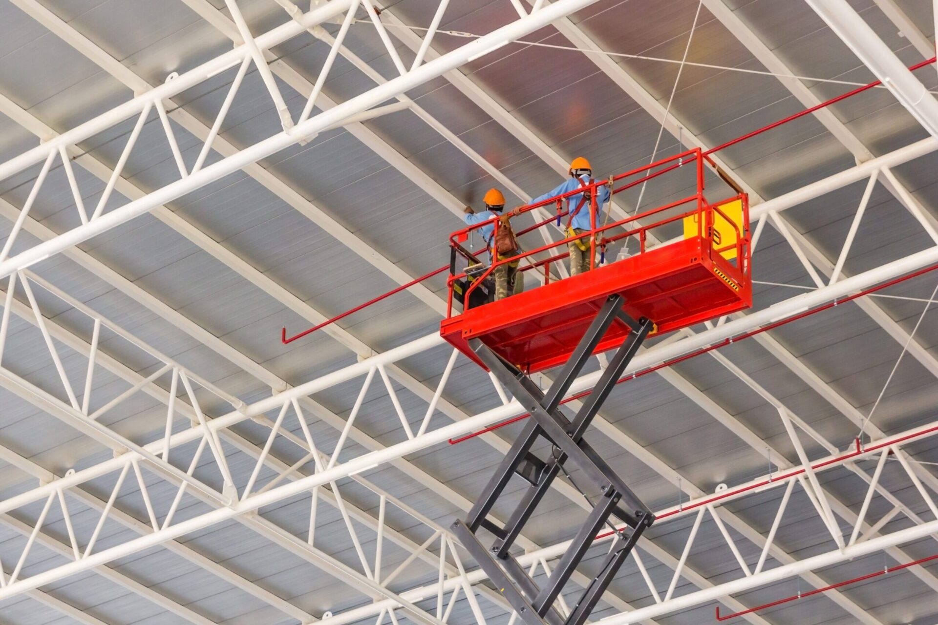 Scissor,lift,platform,with,hydraulic,system,elevated,towards,a,factory